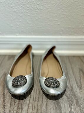 Tory Burch Silver Reva Logo Ballet Flats - Women's 10